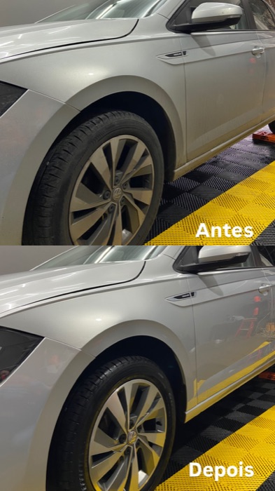 Antes e depois de polimento na lateral de um sedã prata